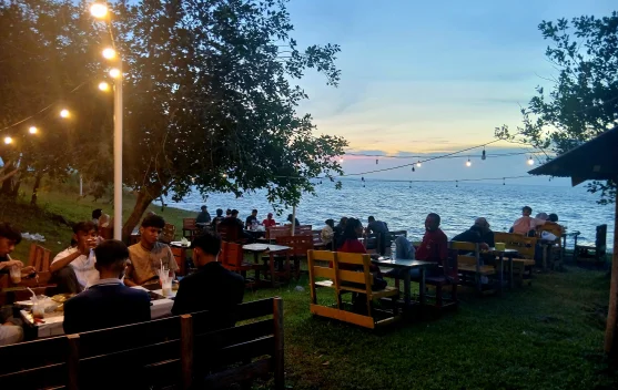 Danau Tolire Kecil Jadi Spot Bukber Gen Z