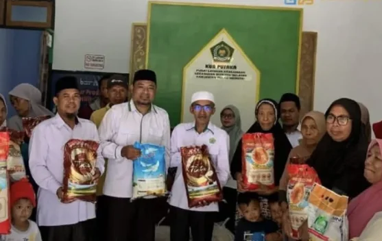 KUA Morotai Selatan Salurkan Bantuan Beras ke Masyarakat