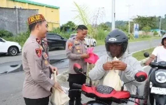 Akhir Ramadan, Polres Halmahera Selatan Kembali Bagikan Takjil