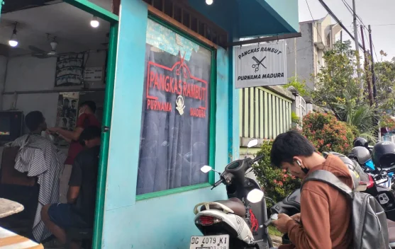 Tradisi Lebaran Dongkrak Rezeki Tukang Pangkas Rambut di Ternate