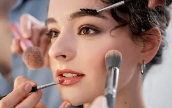 Makeup dan Psikologi: Lebih dari Sekedar Penampilan