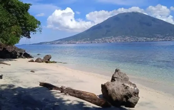 Pesona Pantai Cobo Tidore, Sajikan Laut Jernih dan Panorama Tiga Pulau