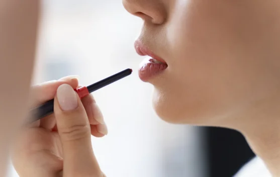 Mengenal Lip Liner dan Kegunaannya