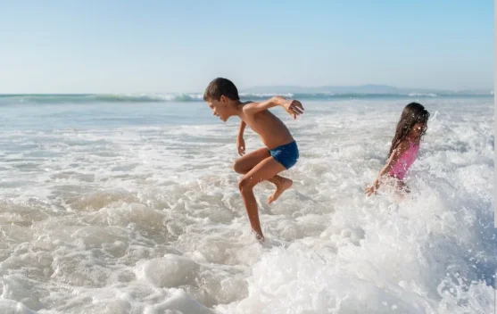Manfaat Berenang di Air Laut Bagi Anak
