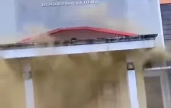 Gedung Pertemuan Desa Wai Ina Kepulauan Sula Terbakar