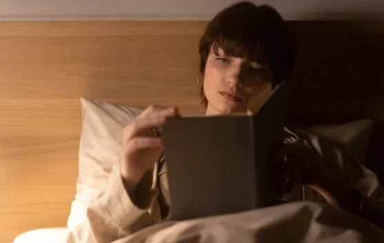 Manfaat Membaca Buku sebelum Tidur Malam