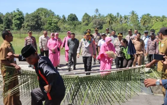 Kapolres Baru Kepulauan Sula Disambut Meriah dengan Adat Tradisional