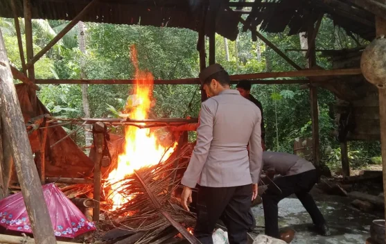 Polisi Bongkar Lokasi Produksi Miras di Pulau Taliabu