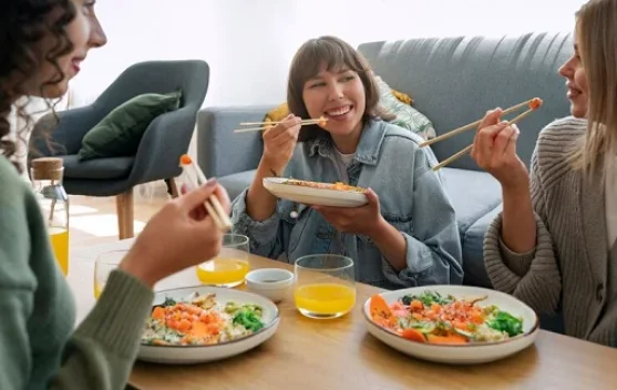Hampir Separuh Warga Indonesia Alami "Emotional Eating"