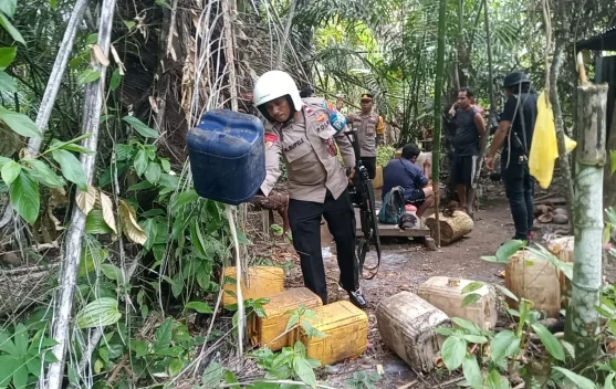 Polsek Gane Timur Musnahkan Ratusan Liter Miras Ilegal Siap Edar