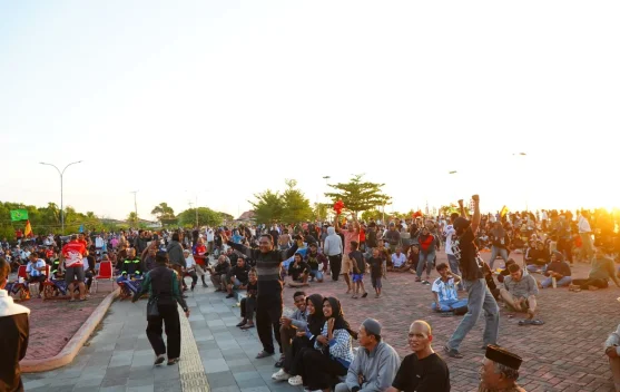 Ribuan Warga Padati Pantai Tugulufa, Nobar Final Piala Dunia 2026
