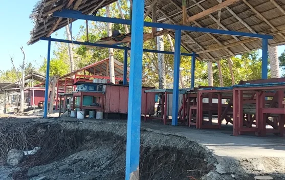 Gelombang Tinggi Gerus Lapak Pedagang Kuliner di Wai Ipa