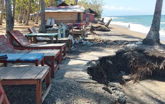 Disparbud Siapkan Skema Ancaman Abrasi Lapak Kuliner Pantai Wai Ipa