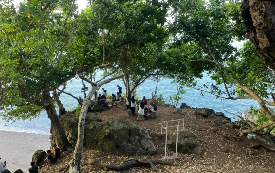 Pesona Tersembunyi Wisata Batu Gigit Besi di Ternate