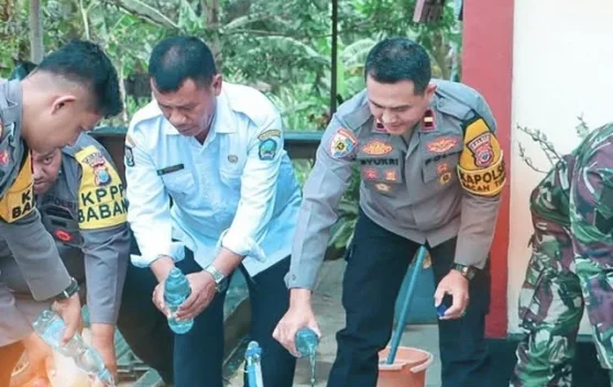 Polsek Bacan Timur Musnahkan Ribuan Kantong Miras Ilegal Hasil Razia