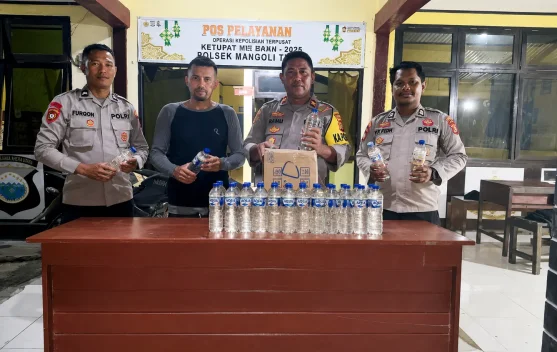 Polsek Mangoli Timur Amankan Puluhan Botol Miras Jenis Captikus