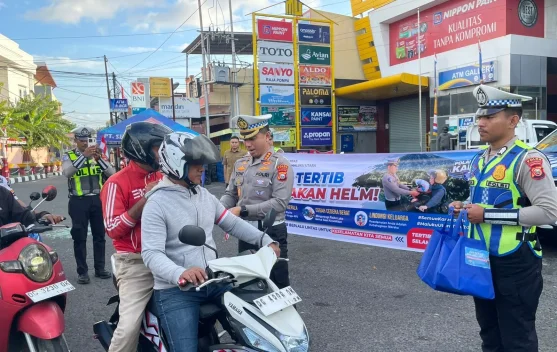 Semarak Kemerdekaan, Ditlantas Bagikan Helm hingga Bendera Gratis ke Pengendara