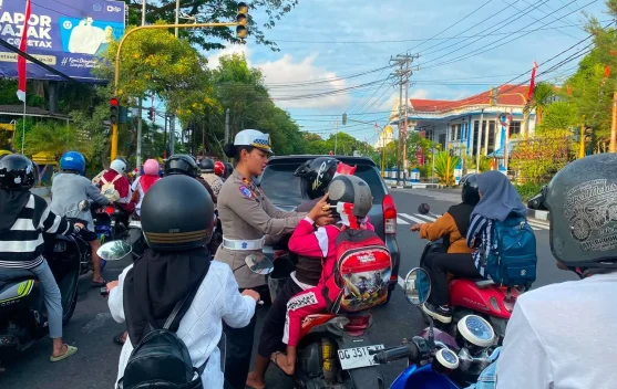 Sambut HUT Kemerdekaan, Satlantas Ternate Bagikan Bendera dan Helm Gratis