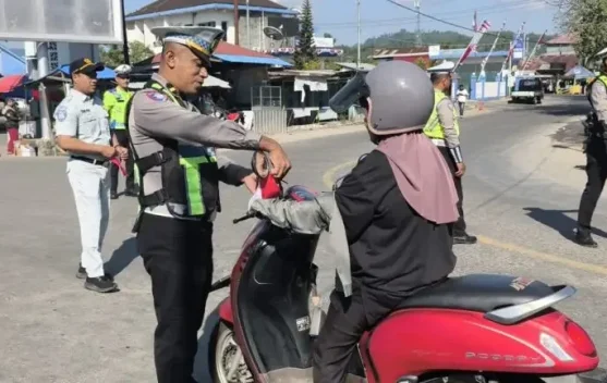 Satlantas Polres Sula Bagi Puluhan Bendera Merah Putih ke Pengendara