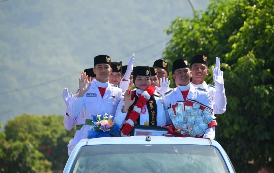 usai Kibarkan Bendera Pusaka di Istana, Mardhatilla Disambut Meriah Warga Tidore