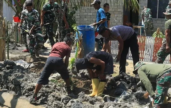 TNI dan Warga Todowongi Halbar Bangun Talud Cegah Banjir Permukiman