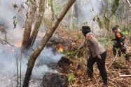 Kapolres Ternate Pimpin Pemadaman Karhutla di Kelurahan Tubo
