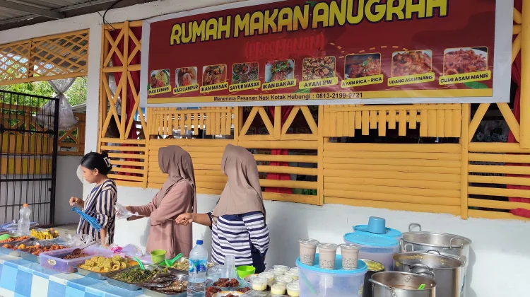 Berkah Ramadan, Jualan Rumahan Ibu Diana Laris Manis