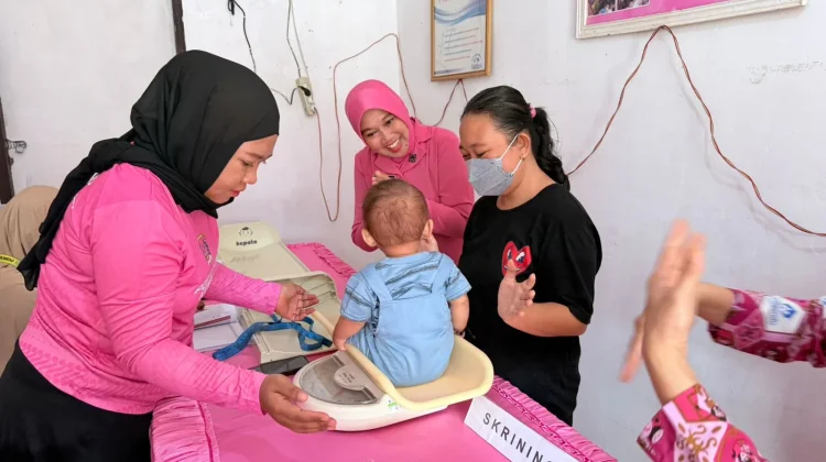 Antusias Ibu Periksakan Kesehatan Anak di Posyandu saat Ramadhan