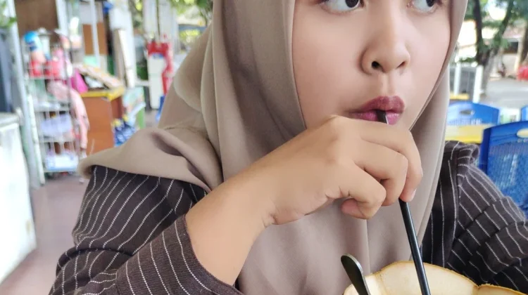 Manfaat air kelapa muda untuk kecantikan