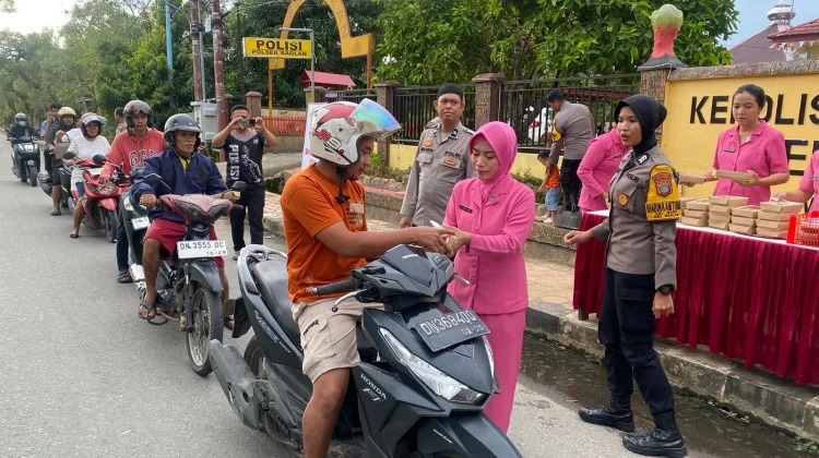 Pererat Silaturahmi  Polsek Baolan dan Bhayangkari Gelar Bagi Takjil