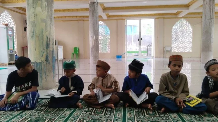 Kurangi Scroll Gadget, Perbanyak Membaca Alquran