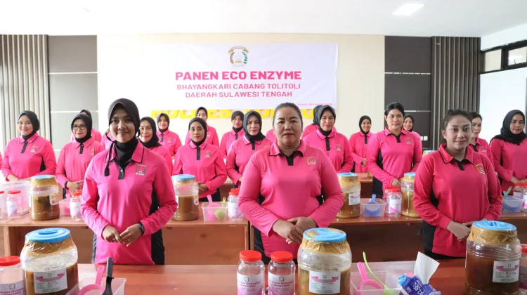 Bhayangkari Cabang Tolitoli Panen Eco Enzyme Dukung Gerakan Ramah Lingkungan