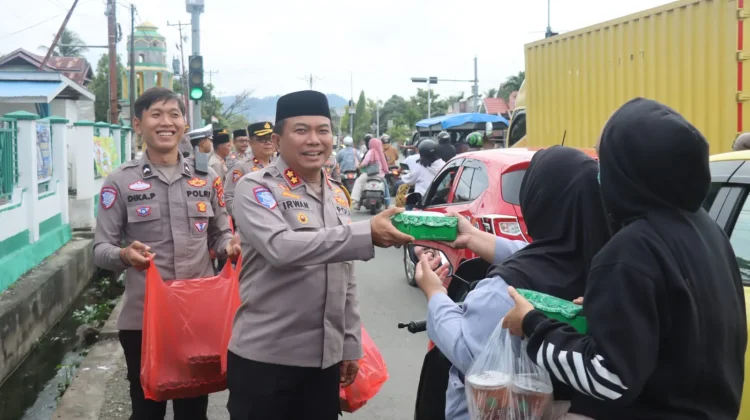 Polres Buol Bagikan Takjil Berbuka Puasa di Tugu Leok