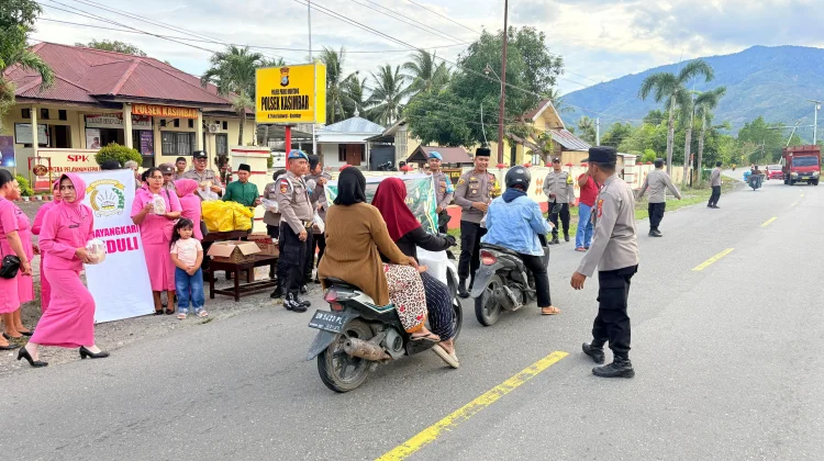 Polsek Kasimbar Gelar Aksi Berbagi 150 Takjil Kepada Masyarakat
