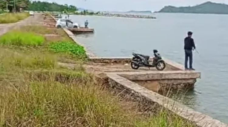 Menunggu Magrib, Warga Tolitoli Mancing Dipantai Gaukan