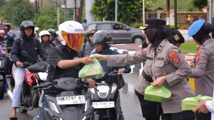 Polwan Polda Sulteng Berbagi Takjil Ramadan
