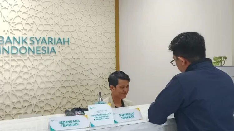 Jelang Idul Fitri, Penukaran Uang Baru Diserbu Warga