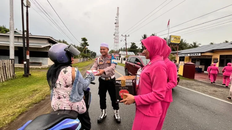 Polsek Bokat Bagikan Puluhan Paket Takjil Bagi Masyarakat