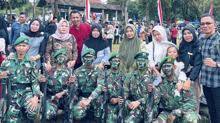 Antusiasme orang tua menghadiri acara pembaretan anaknya sebagai anggota TNI AD