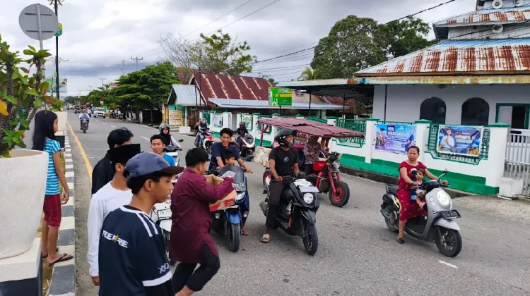 Gamers Buol Bagi-bagi Takjil di Tugu Leok