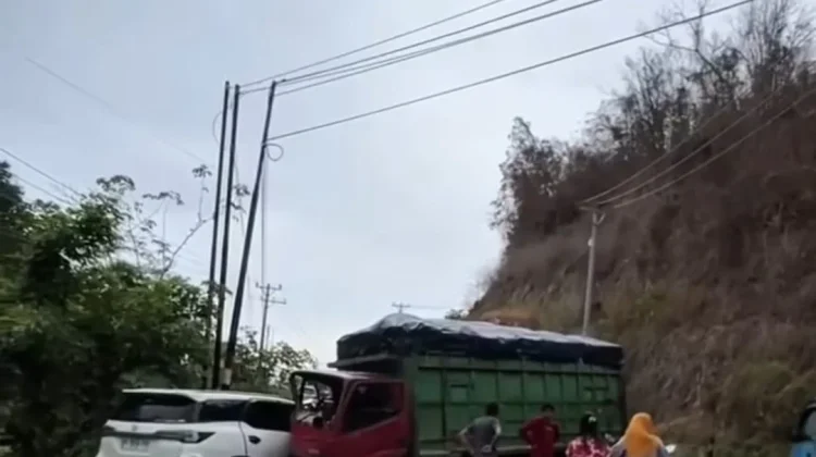 Fortuner Tabrak Truk Dyna di Tikungan Avulua Parigi