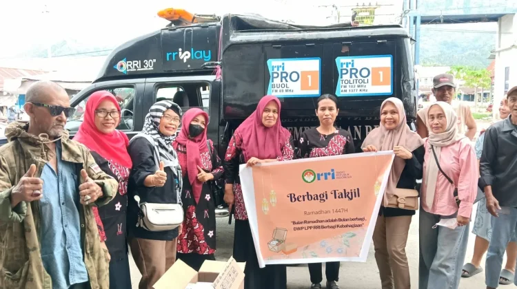 Dharma Wanita RRI Tolitoli Tebar Kepedulian Lewat Aksi Berbagi Takjil