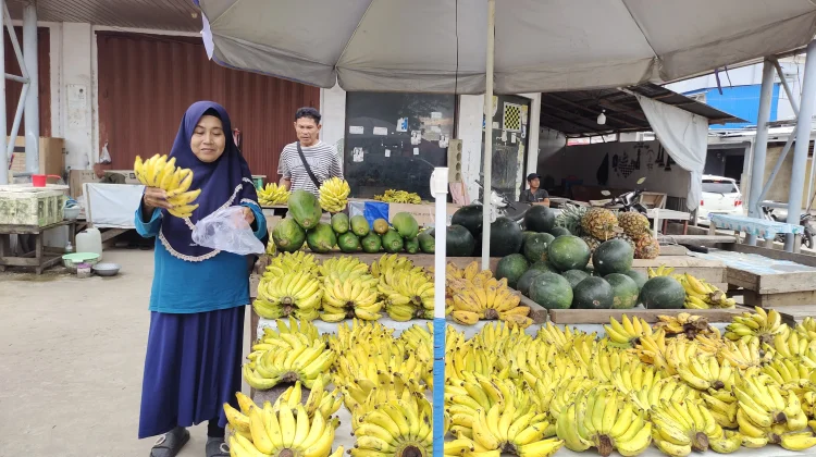 Keteguhan Ibu Kasma Jual Buah Demi Keluarga di Bulan Ramadan