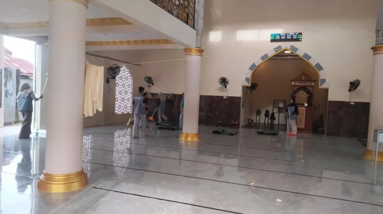 Aksi Nyata Mahasiswa Keperawatan Tolitoli, Gelar Bakti Sosial di Masjid Al-Madinah