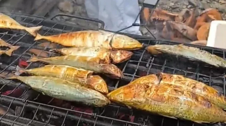 Menjelang Berbuka, Warga Tolitoli Berburu Ikan Bakar Favorit.