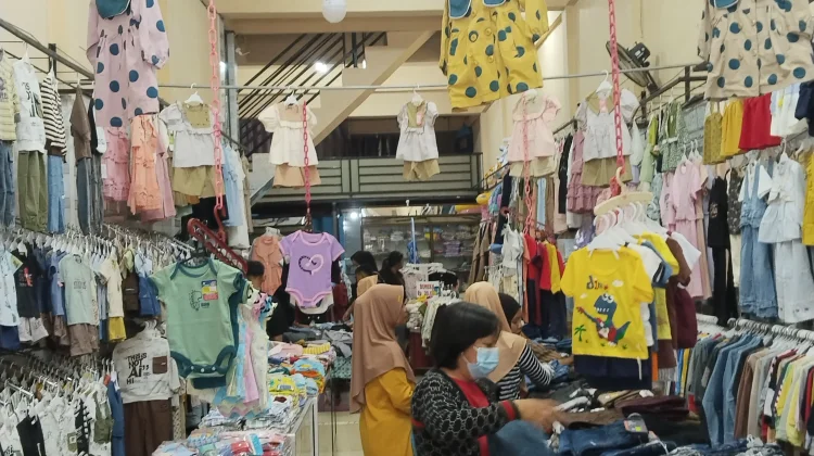 Sepekan Jelang Lebaran, Warga Serbu Toko Pakaian Anak