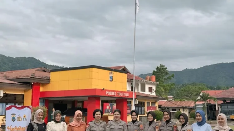 Raih Berkah Ramadhan, Polwan Polres Tolitoli Berbagi Takjil