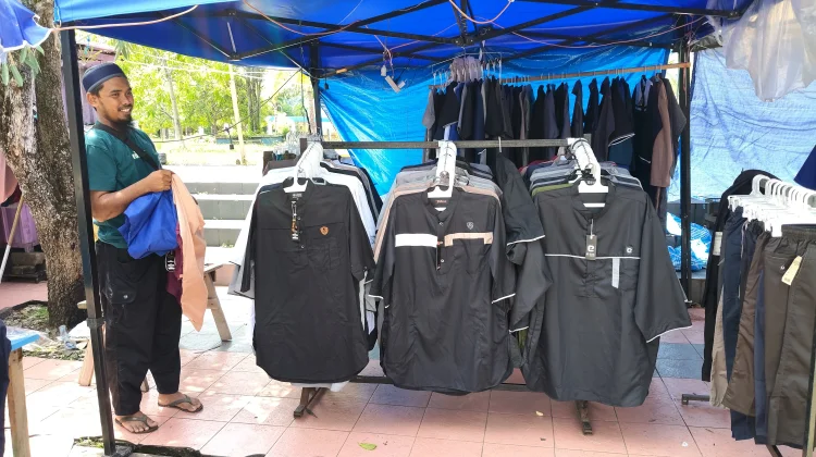 Pedagang Baju Koko Raup Berkah Ramadan di Tolitoli
