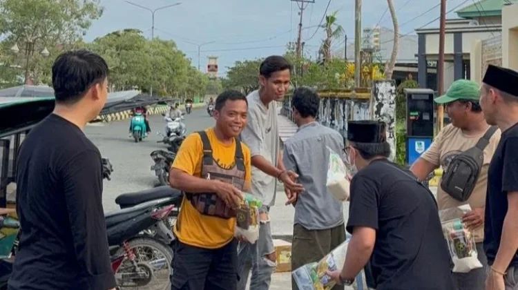 AFKAB Buol Bagi-bagi Takjil di Tugu Leok II dan Salurkan Sembako untuk Warga