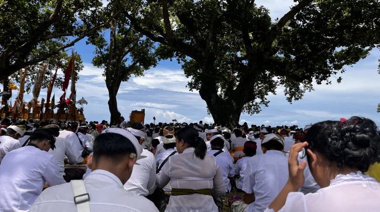 Ratusan Umat Hindu Kabupaten Buol Laksanakan Melasti di Pantai Bokat